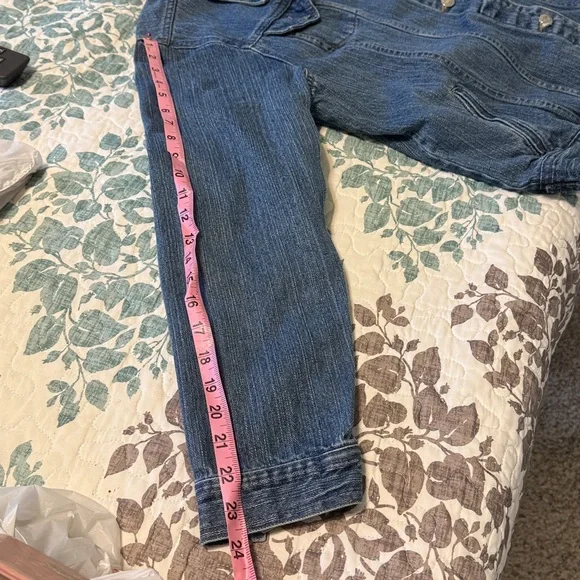 Classic Women's Blue Denim Jacket - Picture 5 of 6